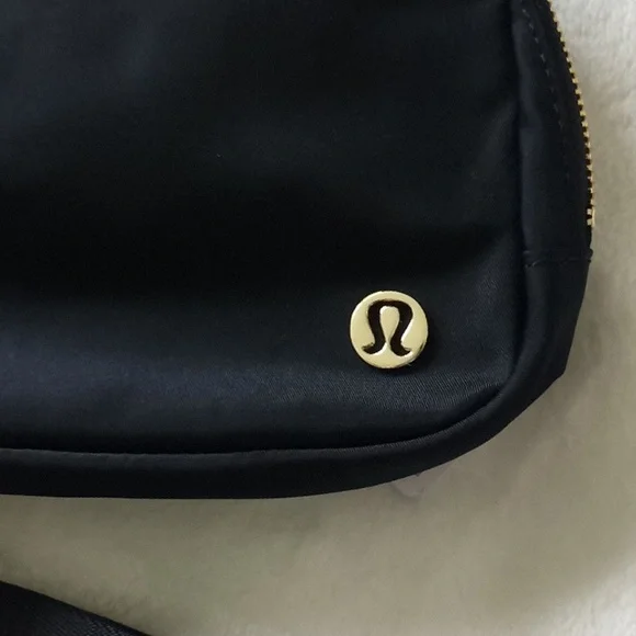 Lululemon gold logo crossbody belr bag - Picture 3 of 10